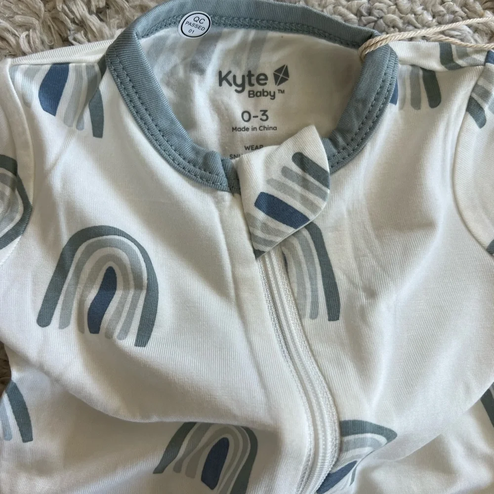 - Kyte BABY Zippered Footie in Fog Rainbow NWT - Picture 2 of 5
